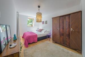 Posteľ alebo postele v izbe v ubytovaní Loved Up Sea Home