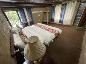 Voodi või voodid majutusasutuse HimtrekStays Sethan, Heritage House, Manali toas