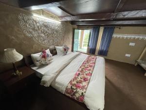 Voodi või voodid majutusasutuse HimtrekStays Sethan, Heritage House, Manali toas