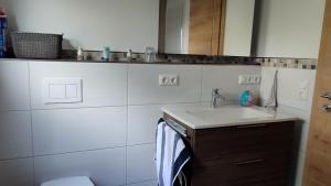 un baño con lavabo e inodoro en Ferienwohnung Denninger, 