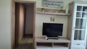 un televisor sentado en un estante en una habitación en Ferienwohnung Denninger, 