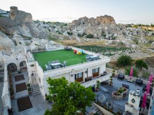 内夫谢希尔Cappadocia Sweet Cave的享有带网球场的房屋的空中景致