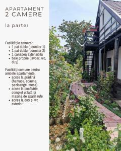ein Bild von einem Garten neben einem Haus in der Unterkunft Căsuța din grădină in 2 Mai