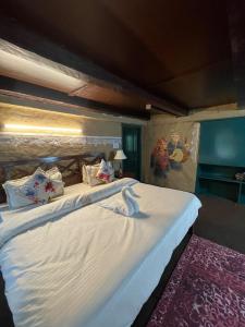 Voodi või voodid majutusasutuse HimtrekStays Sethan, Heritage House, Manali toas