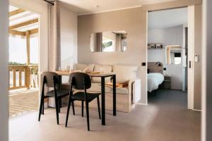 Katil atau katil-katil dalam bilik di Camping 3 étoiles - Piscine - ccbbhhe