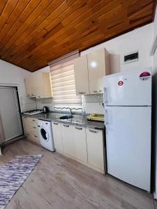 A kitchen or kitchenette at Izgen Bungalows