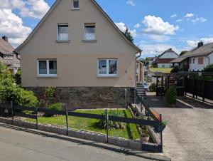 Bad EndbachにあるZum alten Schusterhausの前に柵がある家