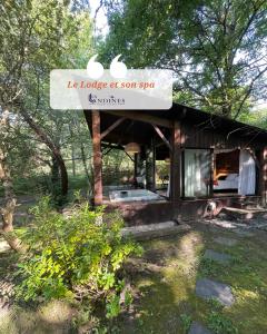 un pequeño edificio con un cartel encima en Les Landines, en Origne