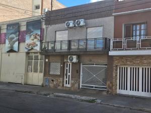 a building with a balcony on the side of it at Alquiler temporario en zona centrica de San Nicolas De Los Arroyos in San Nicolás de los Arroyos