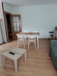 una sala de estar con una mesa, sillas y un sofá en Casa Montse-Izquierda, en Colombres