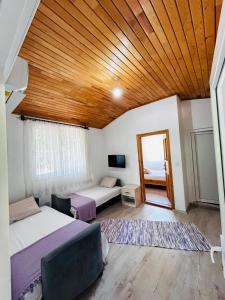 A bed or beds in a room at Izgen Bungalows