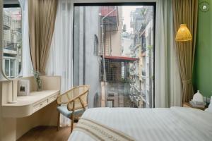ハノイにあるAnnam Premium - Hanoi - The Church Old Quarterのベッドルーム1室(ベッド1台、シンク、窓付)