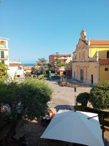 vistas a un patio con un edificio en Rooms Plaza, en Marina di Camerota