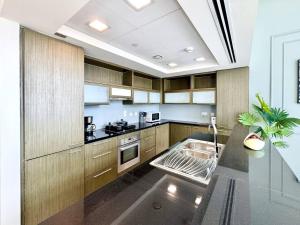 Kuchyň nebo kuchyňský kout v ubytování Luxury Apt Near Burj & Metro