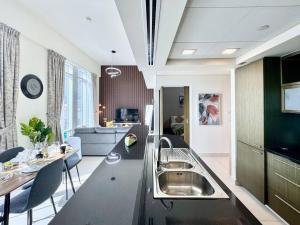 TV a/nebo společenská místnost v ubytování Luxury Apt Near Burj & Metro