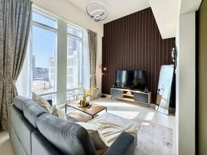 TV a/nebo společenská místnost v ubytování Luxury Apt Near Burj & Metro
