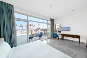 Postel nebo postele na pokoji v ubytování Porto Sokhna Beach Resort