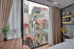ハノイにあるAnnam Premium - Hanoi - The Church Old Quarterの市街の景色を望むベッドルーム1室