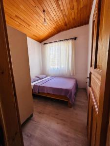 A bed or beds in a room at Izgen Bungalows
