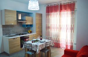 kuchnia ze stołem z tkaniną w obiekcie A Mare Appartamenti w mieście Castellammare del Golfo