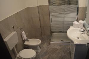 カステッランマーレ・デル・ゴルフォにあるA Mare Appartamentiのバスルーム(トイレ、洗面台付)