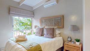 Ένα ή περισσότερα κρεβάτια σε δωμάτιο στο San Lameer 2601 by Top Destinations Rentals