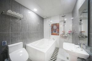 Bilik mandi di SH Hotel