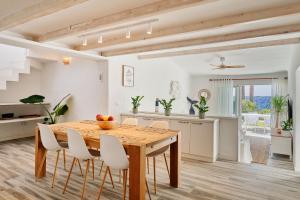 Foto San Miguel de Abonas asuva majutusasutuse Bright oceanfront bungalow, views, garden, coastal galeriist