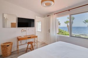 Televiisor ja/või meelelahutuskeskus majutusasutuses Bright oceanfront bungalow, views, garden, coastal