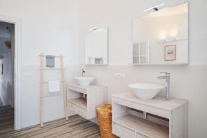 Vannituba majutusasutuses Bright oceanfront bungalow, views, garden, coastal +34 fotot