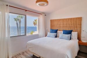 Voodi või voodid majutusasutuse Bright oceanfront bungalow, views, garden, coastal toas