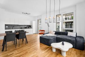 a living room with a couch and a table at EXQUIS Luxus 2BR Apartment FRITZ I Balcony I Mercedes & US Army I Parking I Stuttgart in Böblingen