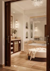 Katil atau katil-katil dalam bilik di One&Only Royal Mirage Resort Dubai