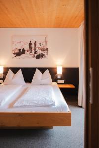 Postel nebo postele na pokoji v ubytování Aparthotel Hubertus Mellau