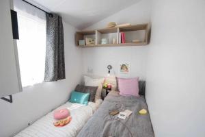 a small room with a bed and a window at Camping 4 étoiles - Piscine - ccaaeah in La Baule +32 photos