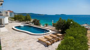 Bazén v ubytovaní Family-friendly apartments with swimming pools Zecevo Rtic, Rogoznica - 8366 alebo v jeho blízkosti