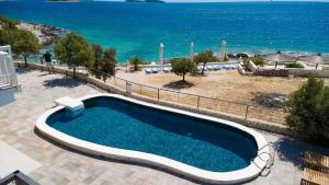 Bazén v ubytovaní Family-friendly apartments with swimming pools Zecevo Rtic, Rogoznica - 8366 alebo v jeho blízkosti