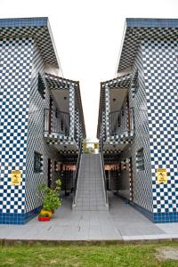 a building with blue and white checkered walls and stairs at Hotel Cardoso de Ilha Comprida in Ilha Comprida