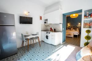 A kitchen or kitchenette at Ancha Village
