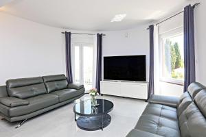 Televízia a/alebo spoločenská miestnosť v ubytovaní Family-friendly apartments with swimming pools Zecevo Rtic, Rogoznica - 8366