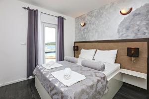 Posteľ alebo postele v izbe v ubytovaní Family-friendly apartments with swimming pools Zecevo Rtic, Rogoznica - 8366