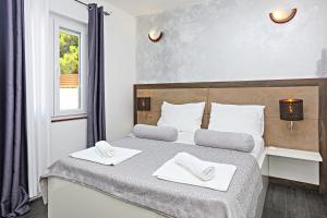 Posteľ alebo postele v izbe v ubytovaní Family-friendly apartments with swimming pools Zecevo Rtic, Rogoznica - 8366
