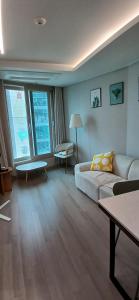 una sala de estar con un sofá y una mesa en Nani Land, en Busan
