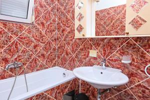 Kúpeľňa v ubytovaní Family-friendly apartments with swimming pools Zecevo Rtic, Rogoznica - 8366