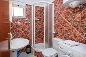 Kúpeľňa v ubytovaní Family-friendly apartments with swimming pools Zecevo Rtic, Rogoznica - 8366