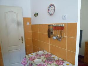 una stanza con un tavolo e un piatto appeso al muro di Retro Apartment a Budapest