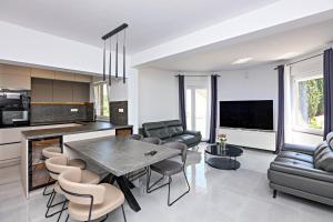 Kuchyňa alebo kuchynka v ubytovaní Family-friendly apartments with swimming pools Zecevo Rtic, Rogoznica - 8366