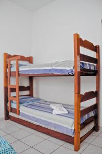 a couple of bunk beds in a room at Hotel Cardoso de Ilha Comprida in Ilha Comprida