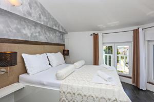 Posteľ alebo postele v izbe v ubytovaní Family-friendly apartments with swimming pools Zecevo Rtic, Rogoznica - 8366