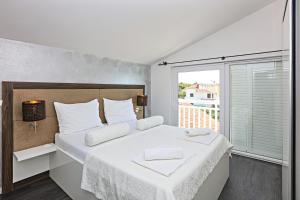 Posteľ alebo postele v izbe v ubytovaní Family-friendly apartments with swimming pools Zecevo Rtic, Rogoznica - 8366